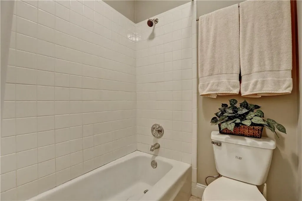 6980 Roswell Road Unit C4, Atlanta, Georgia 30328, 2 Bedrooms Bedrooms, ,2 BathroomsBathrooms,Residential,Sold,6980 Roswell Road Unit C4,5761321