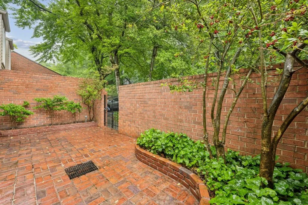 68 Willow Glen Ne Unit 68, Atlanta, Georgia 30342, 4 Bedrooms Bedrooms, ,2 BathroomsBathrooms,Residential,Sold,68 Willow Glen Ne Unit 68,7615312