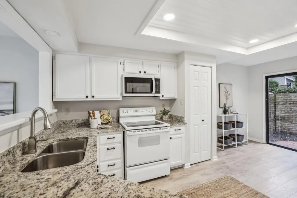 64 Dunwoody Springs Drive, Atlanta, Georgia 30328, 2 Bedrooms Bedrooms, ,2 BathroomsBathrooms,Residential,Sold,64 Dunwoody Springs Drive,7523723