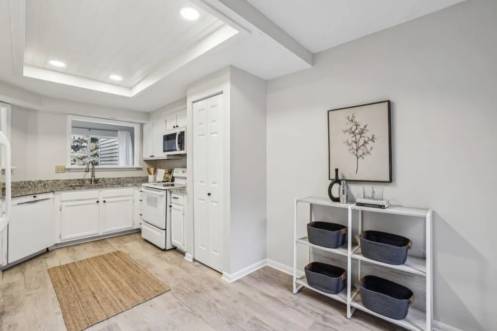 64 Dunwoody Springs Drive, Atlanta, Georgia 30328, 2 Bedrooms Bedrooms, ,2 BathroomsBathrooms,Residential,Sold,64 Dunwoody Springs Drive,7523723