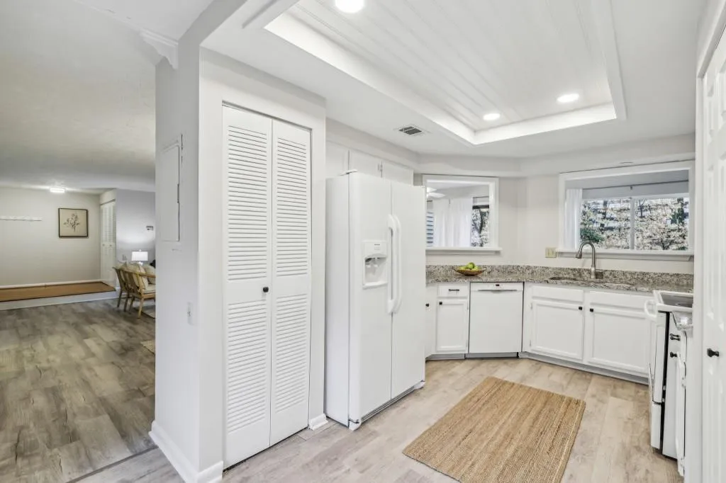 64 Dunwoody Springs Drive, Atlanta, Georgia 30328, 2 Bedrooms Bedrooms, ,2 BathroomsBathrooms,Residential,Sold,64 Dunwoody Springs Drive,7523723