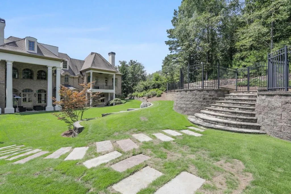 453 Londonberry Road, Atlanta, Georgia 30327, 7 Bedrooms Bedrooms, ,8 BathroomsBathrooms,Residential,Sold,453 Londonberry Road,6768359