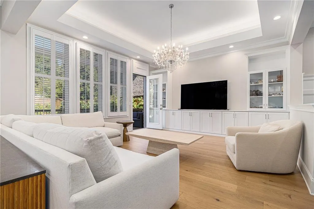 Features oak flooring & plantations shutters