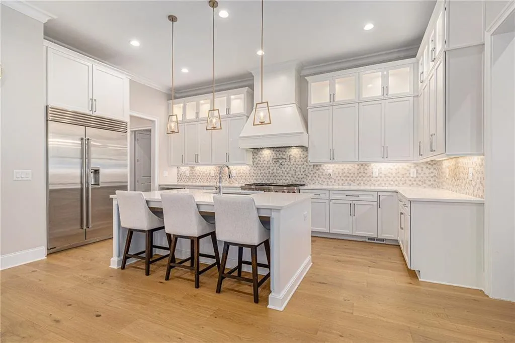 features a work island/breakfast bar