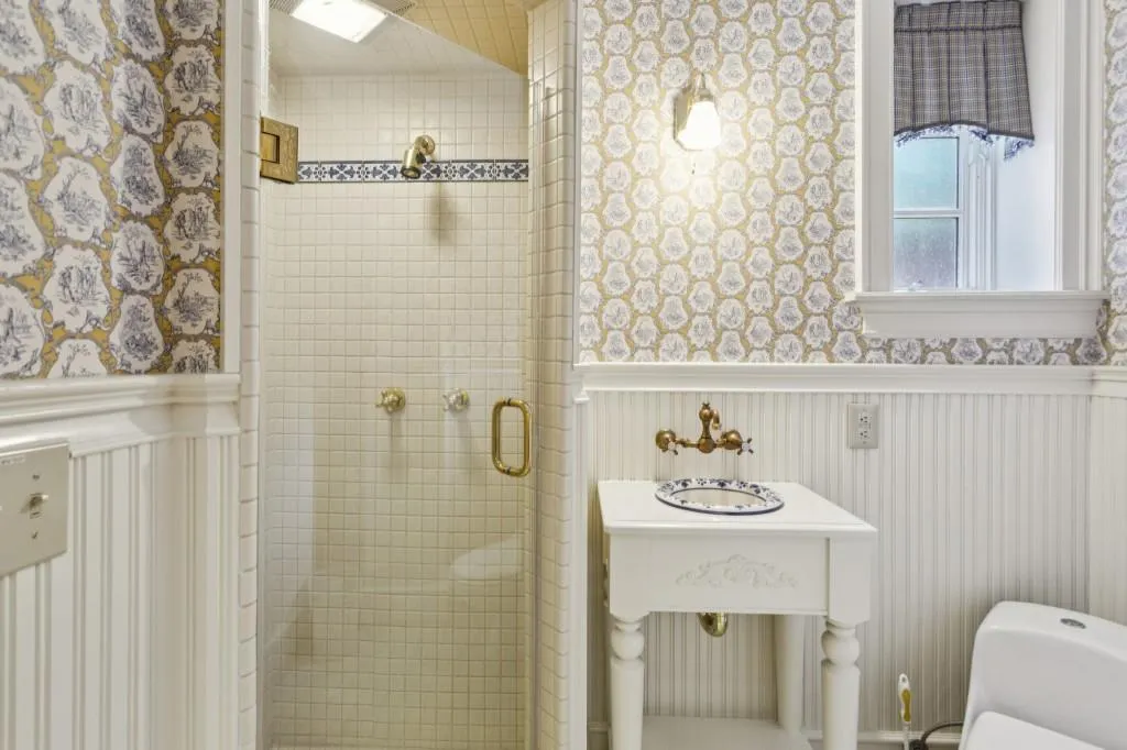Terrace Level Full Bath