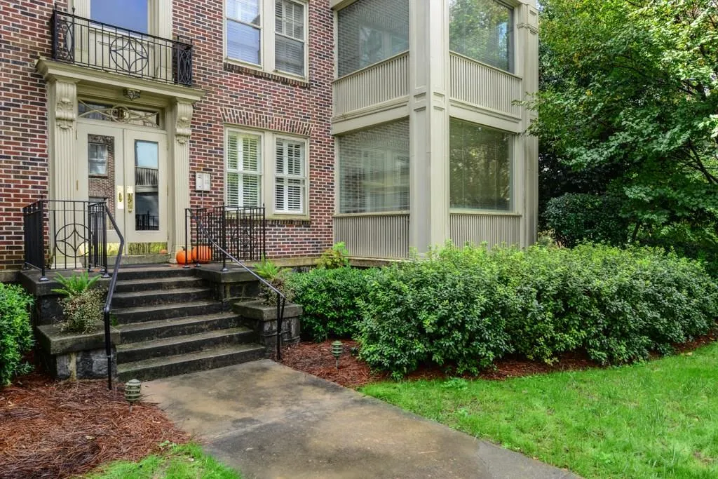 2260 Peachtree Road Nw Unit B2, Atlanta, Georgia 30309, 2 Bedrooms Bedrooms, ,2 BathroomsBathrooms,Residential,Sold,2260 Peachtree Road Nw Unit B2,5924881