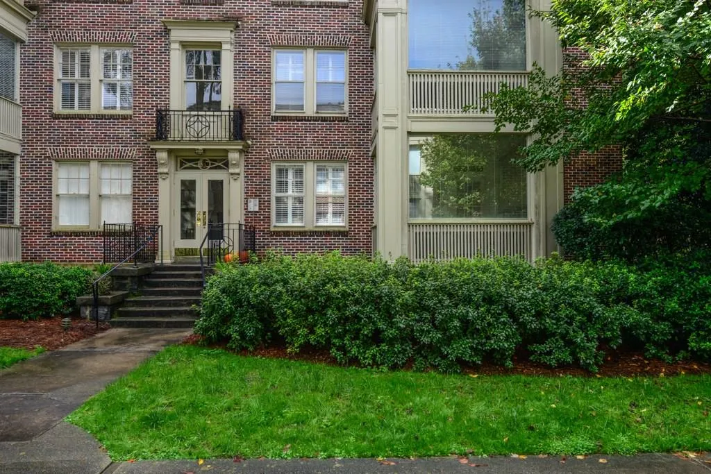 2260 Peachtree Road Nw Unit B2, Atlanta, Georgia 30309, 2 Bedrooms Bedrooms, ,2 BathroomsBathrooms,Residential,Sold,2260 Peachtree Road Nw Unit B2,5924881
