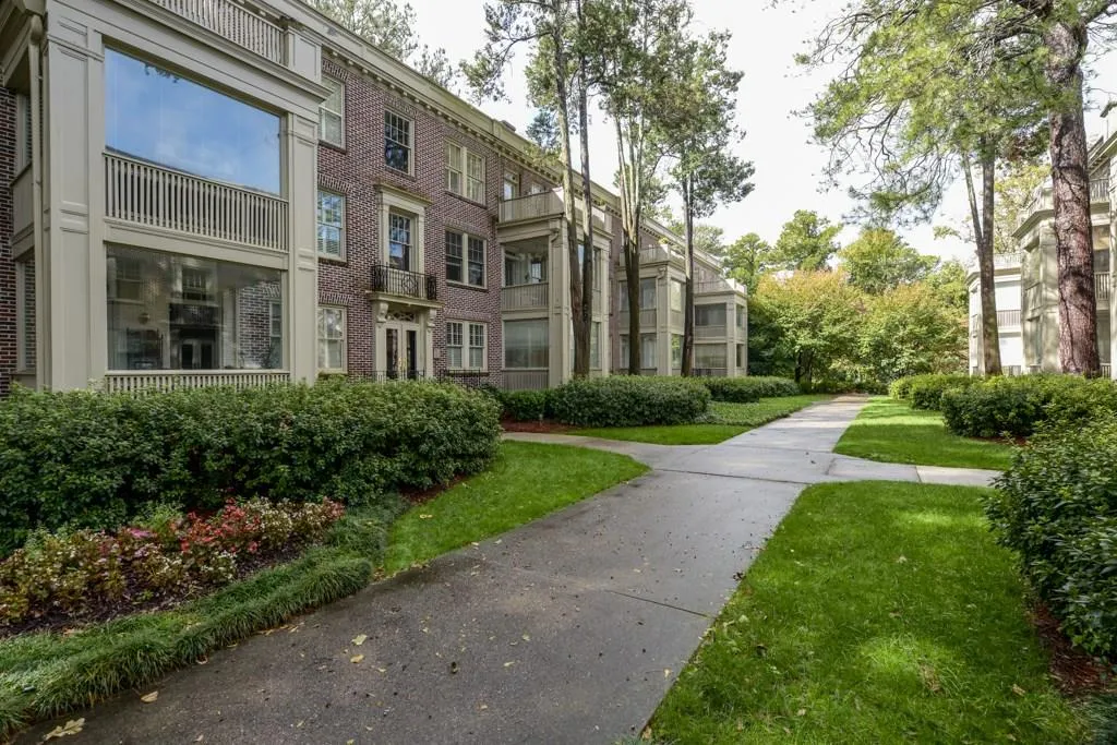 2260 Peachtree Road Nw Unit B2, Atlanta, Georgia 30309, 2 Bedrooms Bedrooms, ,2 BathroomsBathrooms,Residential,Sold,2260 Peachtree Road Nw Unit B2,5924881