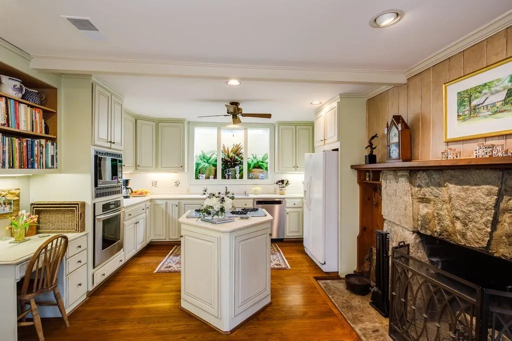8059 Kenstone Court, Sandy Springs, Georgia 30350, 4 Bedrooms Bedrooms, ,3 BathroomsBathrooms,Residential,Sold,8059 Kenstone Court,6758954