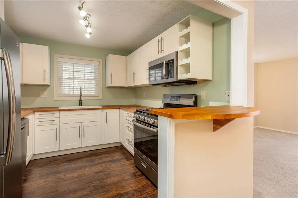 310 Natchez Trace, Atlanta, Georgia 30350, 2 Bedrooms Bedrooms, ,1 BathroomBathrooms,Residential,Sold,310 Natchez Trace,6985082