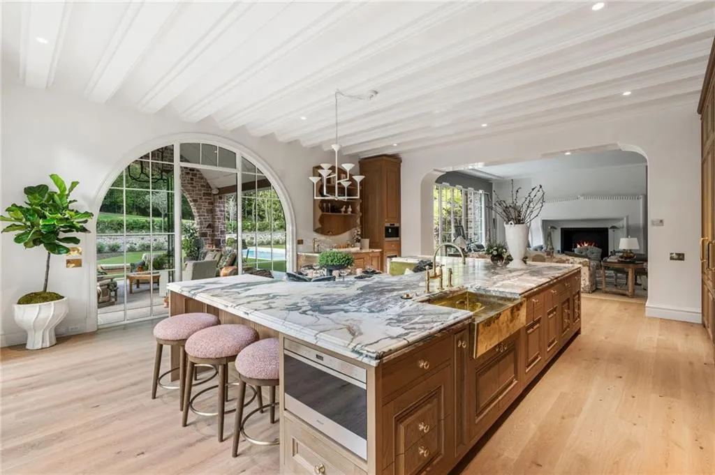 41 Blackland Road Nw, Atlanta, Georgia 30342, 7 Bedrooms Bedrooms, ,6 BathroomsBathrooms,Residential,For Sale,41 Blackland Road Nw,7540360