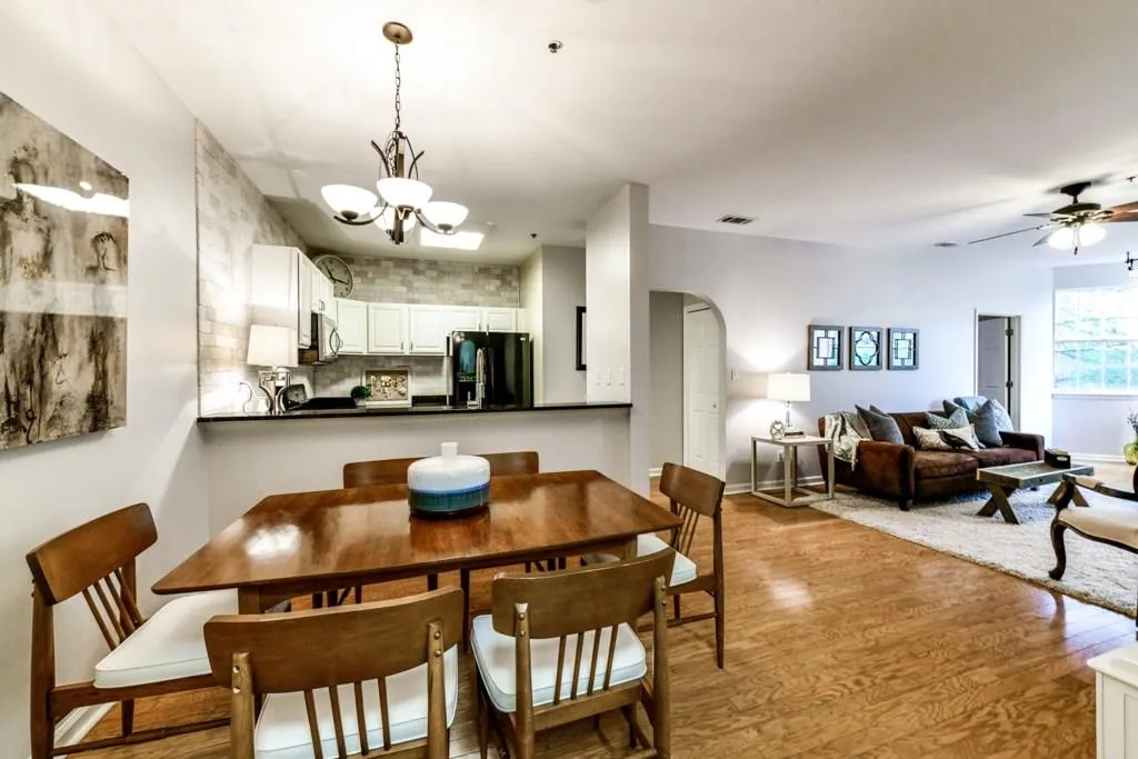 2499 Peachtree Road Ne Unit 302, Atlanta, Georgia 30305, 2 Bedrooms Bedrooms, ,2 BathroomsBathrooms,Residential,Sold,2499 Peachtree Road Ne Unit 302,6101376