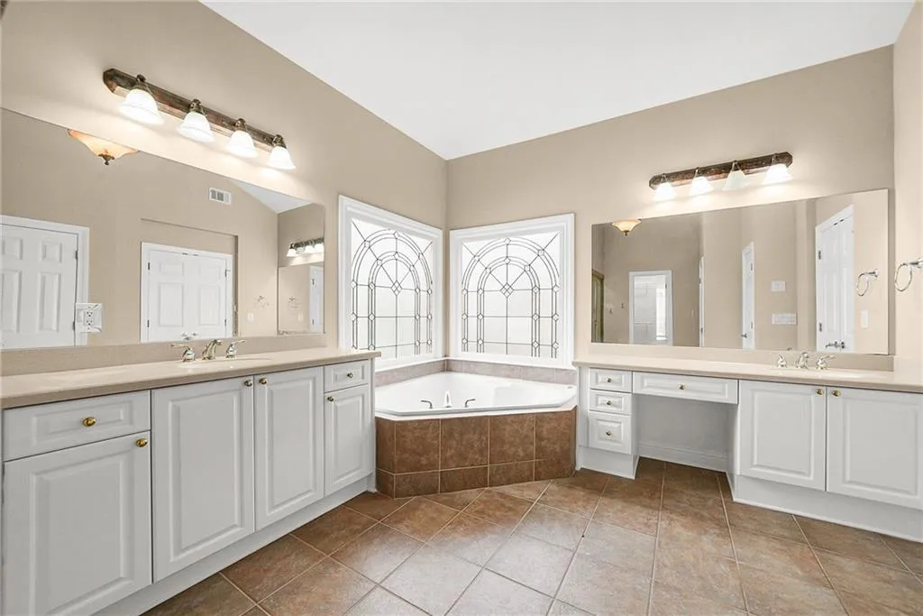 225 Lake Summit View, Atlanta, Georgia 30342, 5 Bedrooms Bedrooms, ,4 BathroomsBathrooms,Residential,For Sale,225 Lake Summit View,7695290