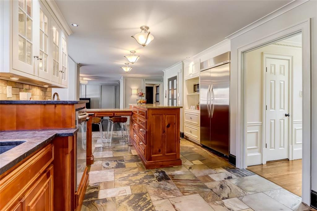 Island and Breakfast Bar