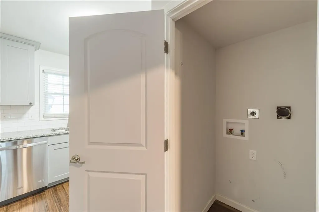 6700 Roswell Road Unit 21d, Atlanta, Georgia 30328, 2 Bedrooms Bedrooms, ,1 BathroomBathrooms,Residential,Sold,6700 Roswell Road Unit 21d,6894491