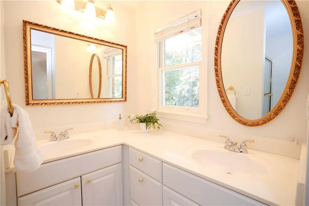 3235 Jett Ferry Court, Sandy Springs, Georgia 30350, 5 Bedrooms Bedrooms, ,4 BathroomsBathrooms,Residential,Sold,3235 Jett Ferry Court,5928561