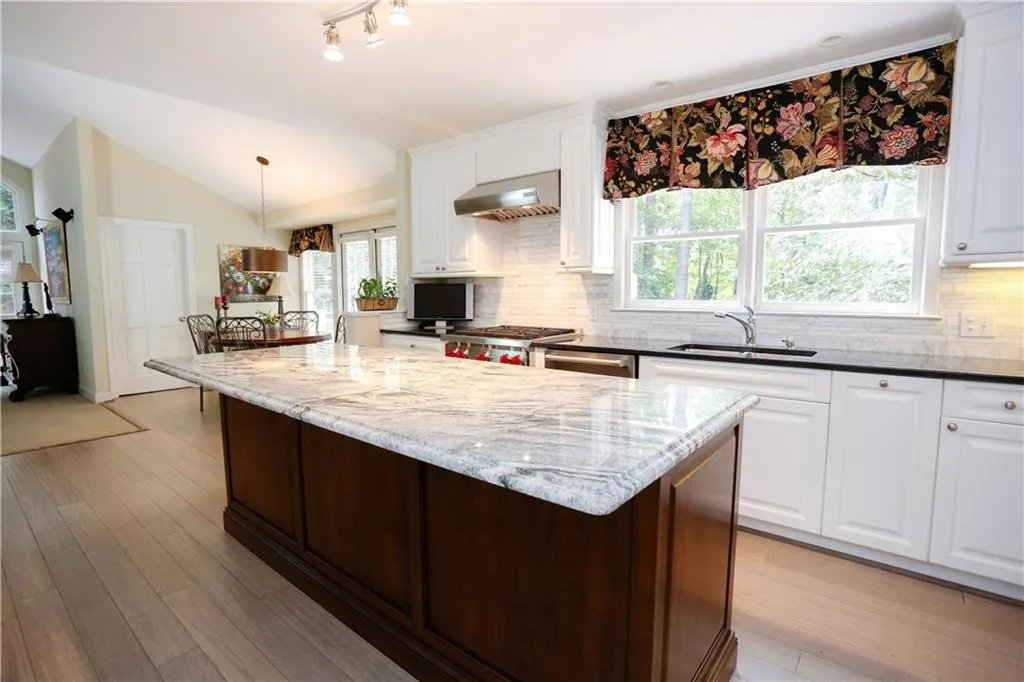 3235 Jett Ferry Court, Sandy Springs, Georgia 30350, 5 Bedrooms Bedrooms, ,4 BathroomsBathrooms,Residential,Sold,3235 Jett Ferry Court,5928561