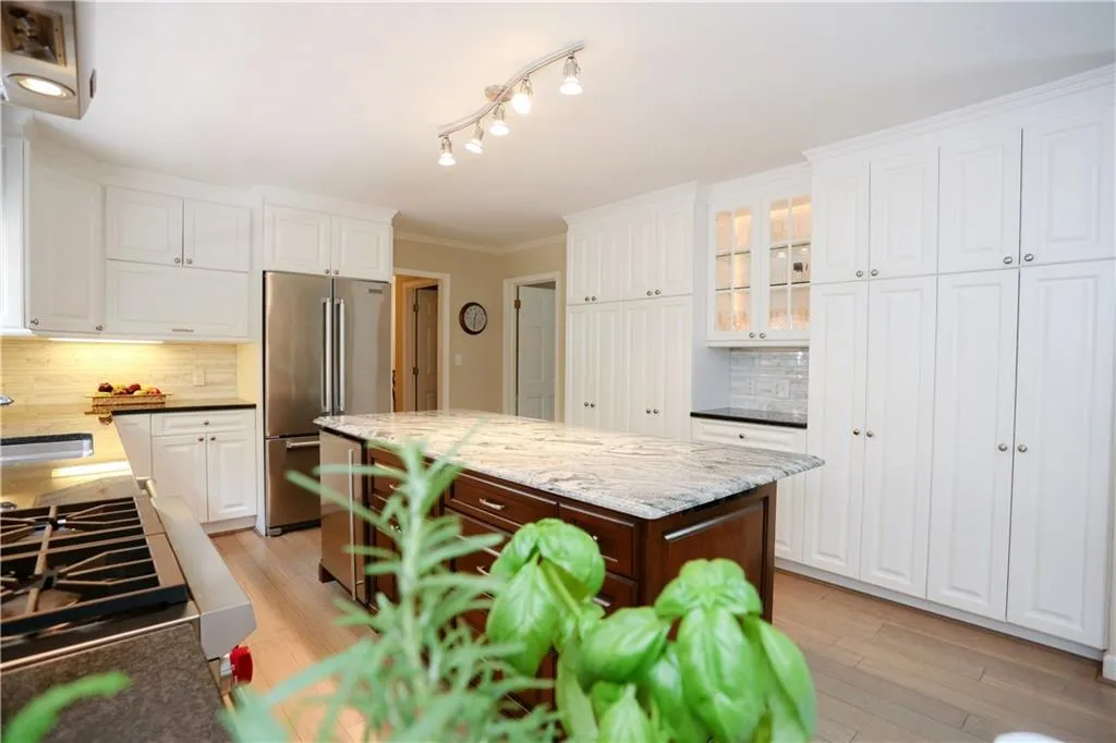 3235 Jett Ferry Court, Sandy Springs, Georgia 30350, 5 Bedrooms Bedrooms, ,4 BathroomsBathrooms,Residential,Sold,3235 Jett Ferry Court,5928561
