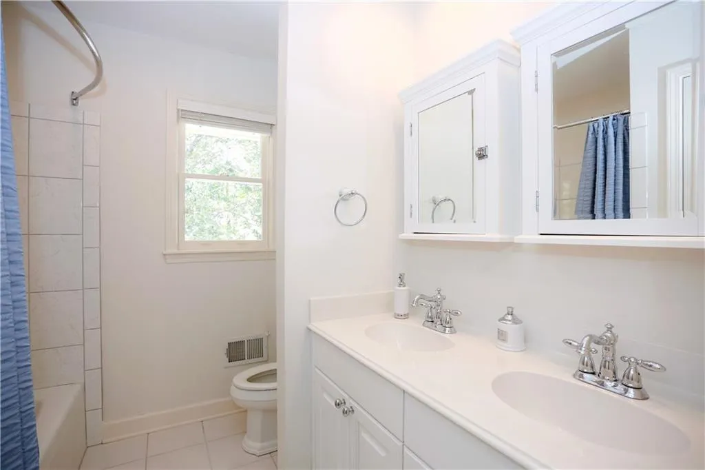 3235 Jett Ferry Court, Sandy Springs, Georgia 30350, 5 Bedrooms Bedrooms, ,4 BathroomsBathrooms,Residential,Sold,3235 Jett Ferry Court,5928561