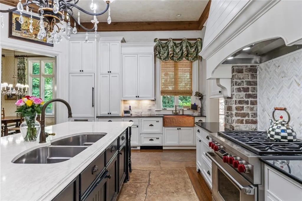5310 London Drive, Sandy Springs, Georgia 30327, 6 Bedrooms Bedrooms, ,6 BathroomsBathrooms,Residential,Sold,5310 London Drive,7041612