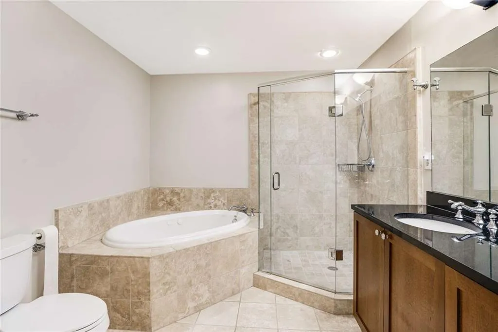3275 Lenox Road Ne Unit #302, Atlanta, Georgia 30324, 2 Bedrooms Bedrooms, ,2 BathroomsBathrooms,Residential,For Sale,3275 Lenox Road Ne Unit #302,7635556
