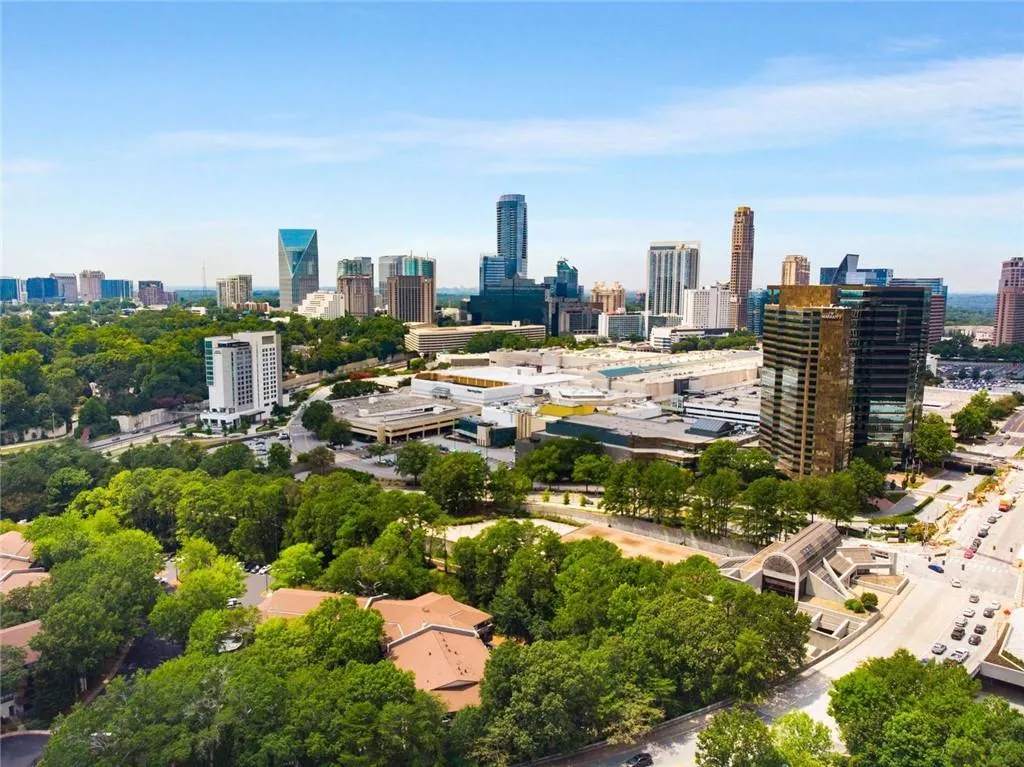 3275 Lenox Road Ne Unit #302, Atlanta, Georgia 30324, 2 Bedrooms Bedrooms, ,2 BathroomsBathrooms,Residential,For Sale,3275 Lenox Road Ne Unit #302,7635556