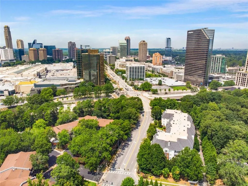 3275 Lenox Road Ne Unit #302, Atlanta, Georgia 30324, 2 Bedrooms Bedrooms, ,2 BathroomsBathrooms,Residential,For Sale,3275 Lenox Road Ne Unit #302,7635556