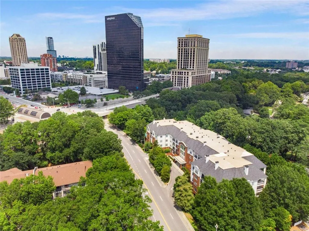 3275 Lenox Road Ne Unit #302, Atlanta, Georgia 30324, 2 Bedrooms Bedrooms, ,2 BathroomsBathrooms,Residential,For Sale,3275 Lenox Road Ne Unit #302,7635556