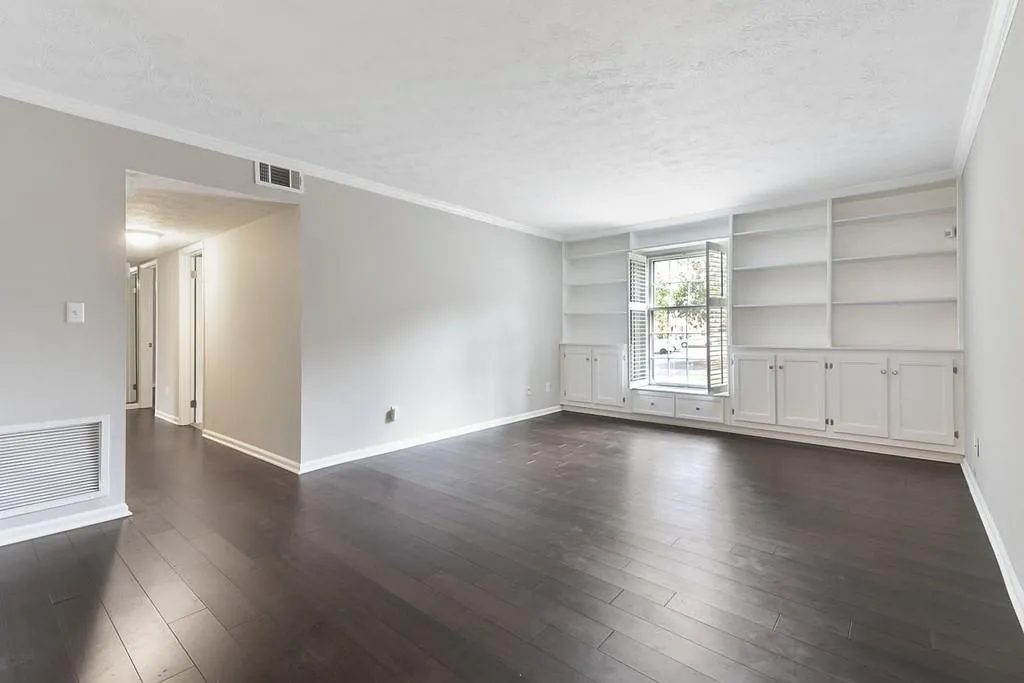 6700 Roswell Road Unit 3-b, Atlanta, Georgia 30328, 3 Bedrooms Bedrooms, ,2 BathroomsBathrooms,Residential,Sold,6700 Roswell Road Unit 3-b,6512437