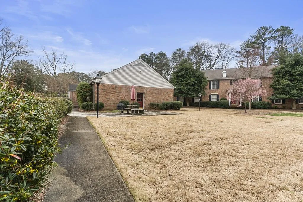 6700 Roswell Road Unit 3-b, Atlanta, Georgia 30328, 3 Bedrooms Bedrooms, ,2 BathroomsBathrooms,Residential,Sold,6700 Roswell Road Unit 3-b,6512437