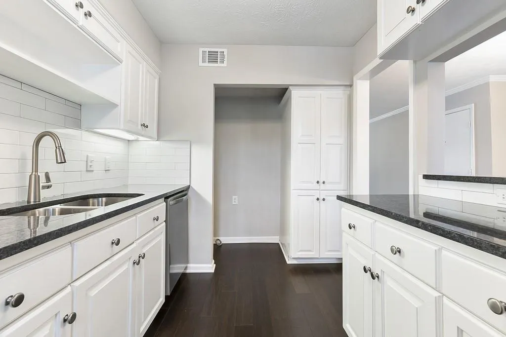 6700 Roswell Road Unit 3-b, Atlanta, Georgia 30328, 3 Bedrooms Bedrooms, ,2 BathroomsBathrooms,Residential,Sold,6700 Roswell Road Unit 3-b,6512437