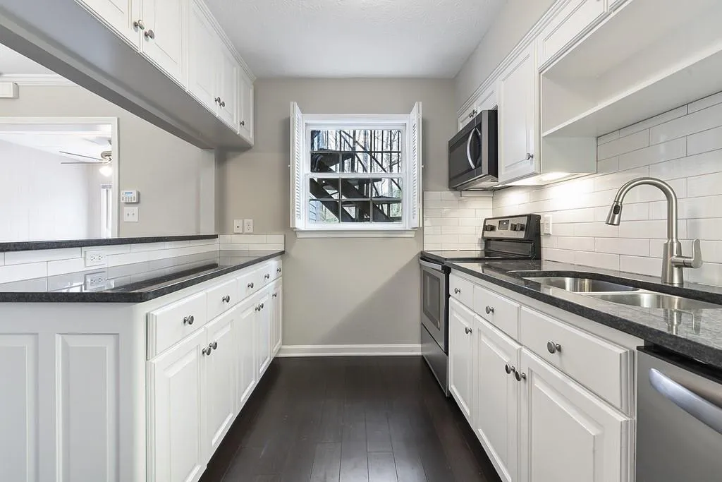 6700 Roswell Road Unit 3-b, Atlanta, Georgia 30328, 3 Bedrooms Bedrooms, ,2 BathroomsBathrooms,Residential,Sold,6700 Roswell Road Unit 3-b,6512437