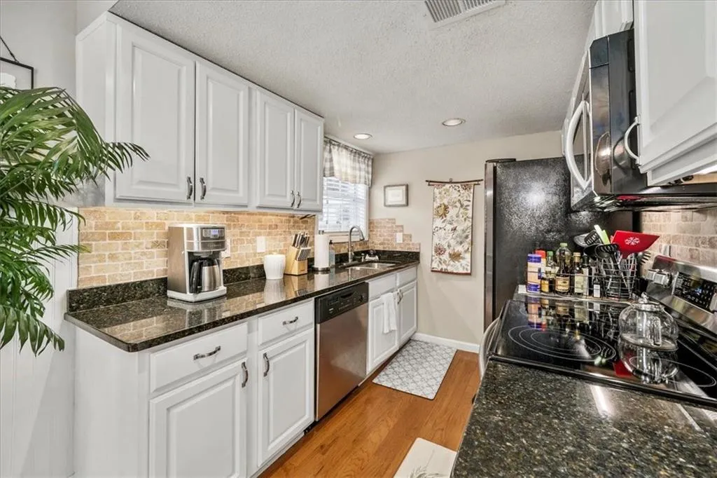 6900 Roswell Road Unit J4, Sandy Springs, Georgia 30328, 2 Bedrooms Bedrooms, ,2 BathroomsBathrooms,Residential,Sold,6900 Roswell Road Unit J4,7131644