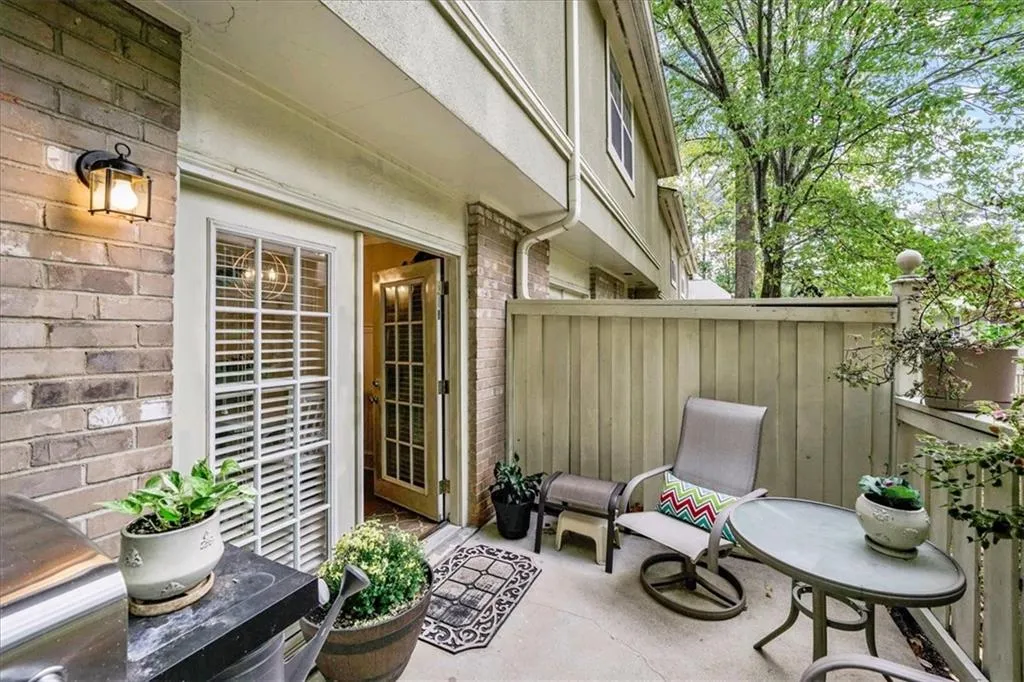 6900 Roswell Road Unit J4, Sandy Springs, Georgia 30328, 2 Bedrooms Bedrooms, ,2 BathroomsBathrooms,Residential,Sold,6900 Roswell Road Unit J4,7131644