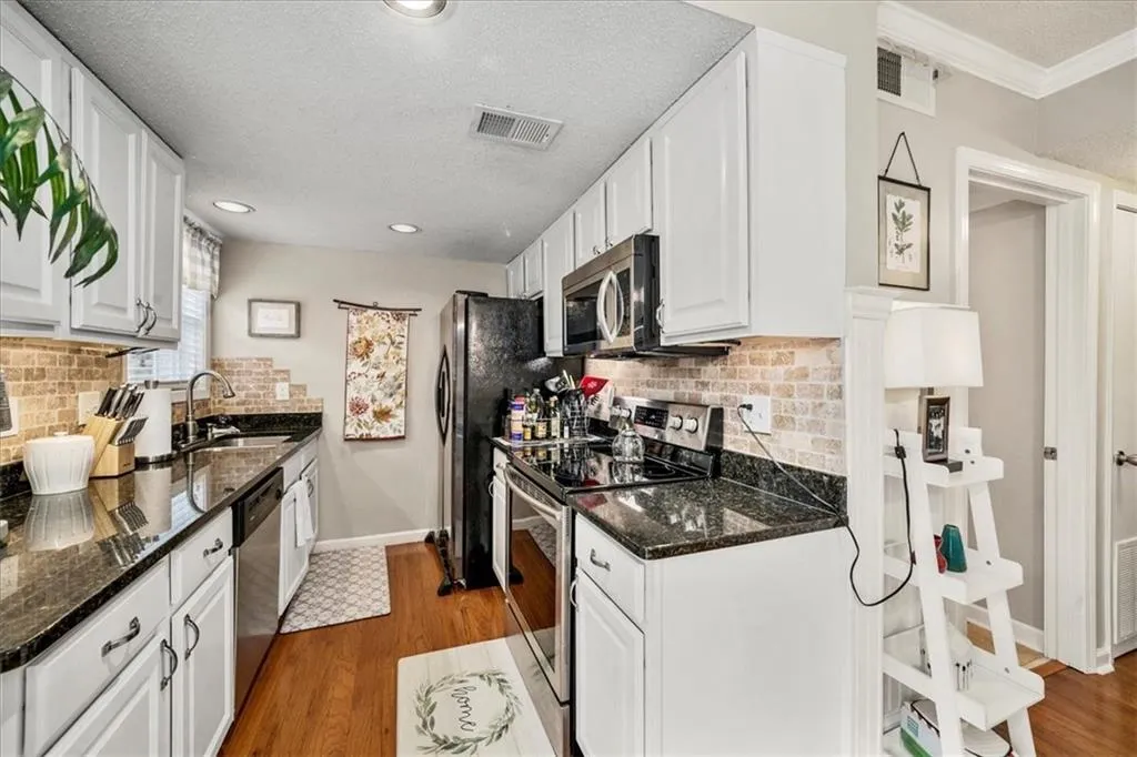 6900 Roswell Road Unit J4, Sandy Springs, Georgia 30328, 2 Bedrooms Bedrooms, ,2 BathroomsBathrooms,Residential,Sold,6900 Roswell Road Unit J4,7131644