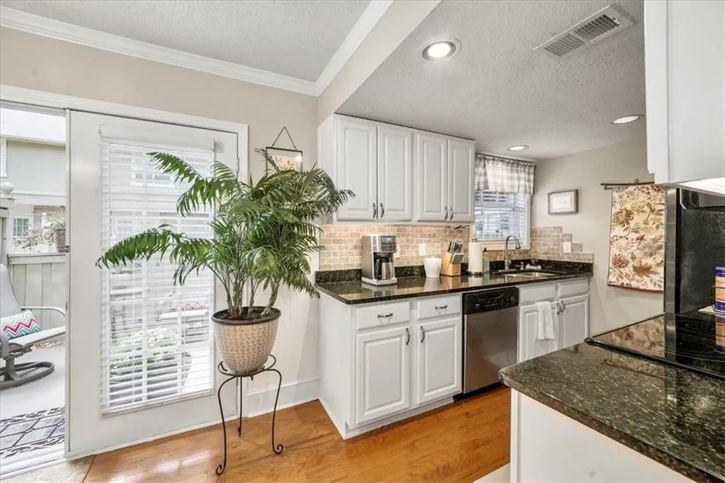 6900 Roswell Road Unit J4, Sandy Springs, Georgia 30328, 2 Bedrooms Bedrooms, ,2 BathroomsBathrooms,Residential,Sold,6900 Roswell Road Unit J4,7131644