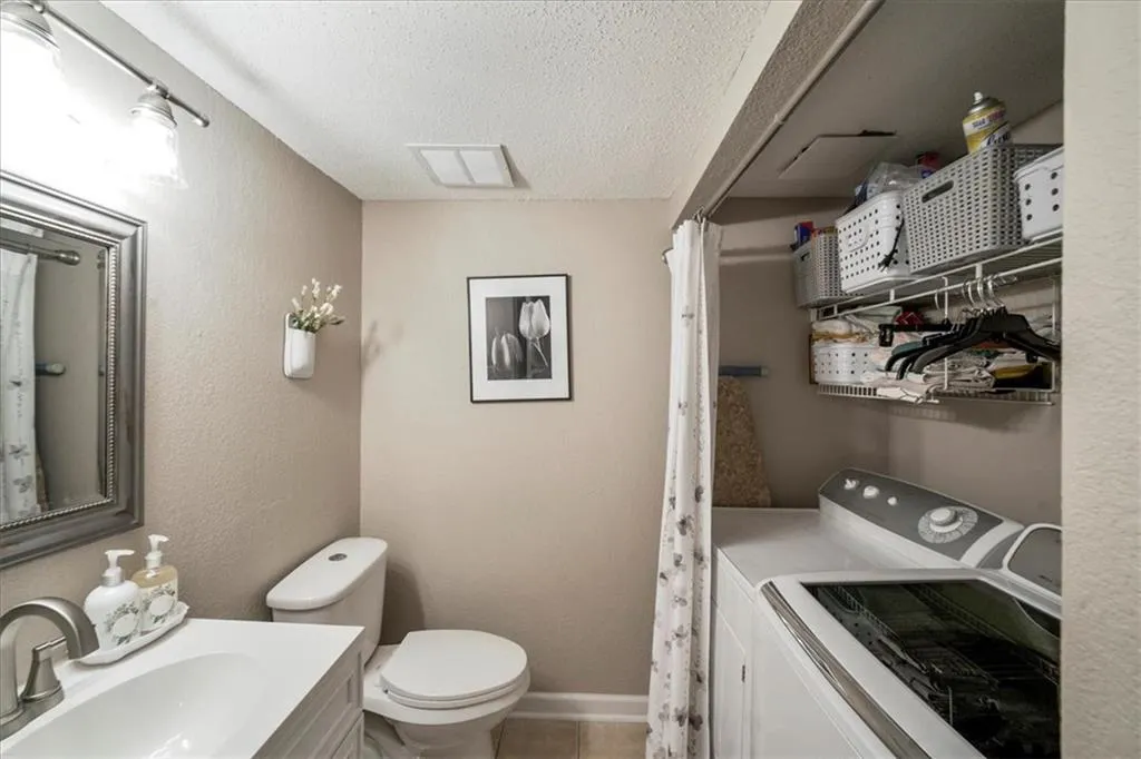 6900 Roswell Road Unit J4, Sandy Springs, Georgia 30328, 2 Bedrooms Bedrooms, ,2 BathroomsBathrooms,Residential,Sold,6900 Roswell Road Unit J4,7131644