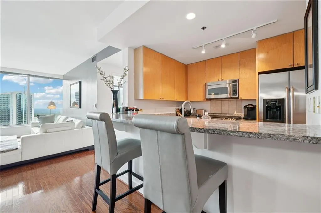 3338 Peachtree Road Ne Unit 3006, Atlanta, Georgia 30326, 2 Bedrooms Bedrooms, ,2 BathroomsBathrooms,Residential,For Sale,3338 Peachtree Road Ne Unit 3006,7634062