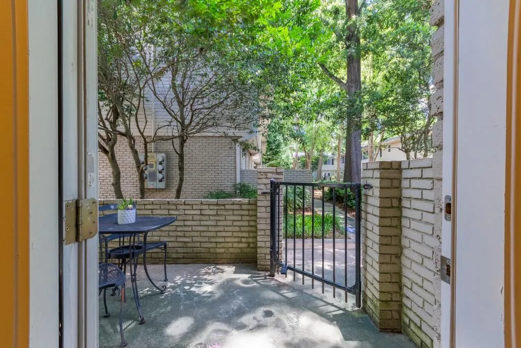 6940 Roswell Road Unit 22b, Sandy Springs, Georgia 30328, 1 Bedroom Bedrooms, ,1 BathroomBathrooms,Residential,Sold,6940 Roswell Road Unit 22b,6587587