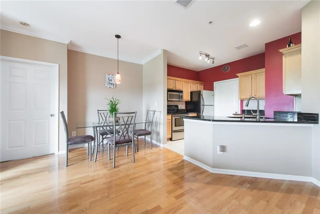 5641 Roswell Road Unit 302, Atlanta, Georgia 30342, 2 Bedrooms Bedrooms, ,2 BathroomsBathrooms,Residential,Sold,5641 Roswell Road Unit 302,6082247