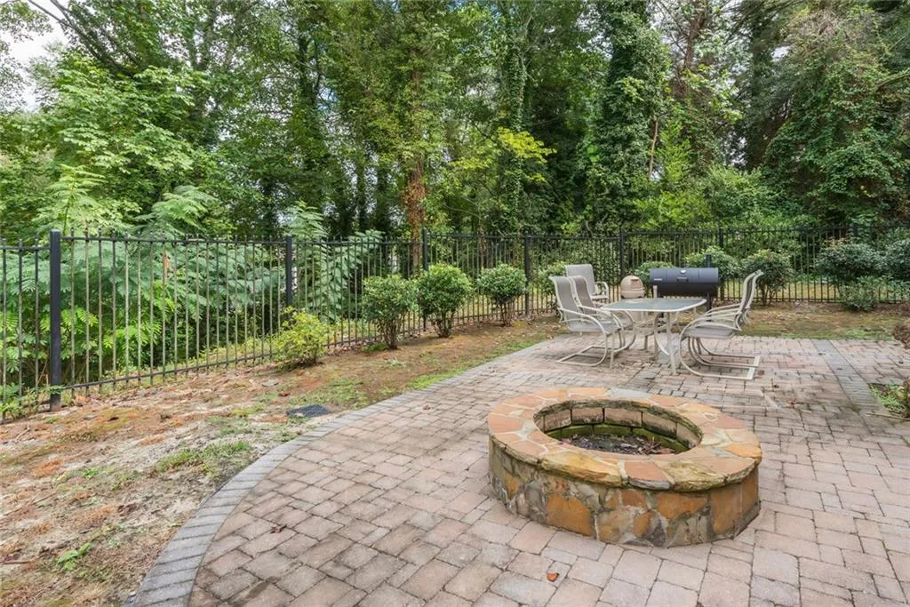 5641 Roswell Road Unit 302, Atlanta, Georgia 30342, 2 Bedrooms Bedrooms, ,2 BathroomsBathrooms,Residential,Sold,5641 Roswell Road Unit 302,6082247