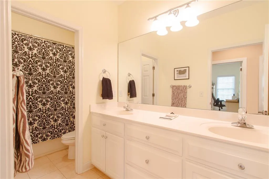 5492 Glenridge Drive Unit 528, Atlanta, Georgia 30342, 4 Bedrooms Bedrooms, ,3 BathroomsBathrooms,Residential,Sold,5492 Glenridge Drive Unit 528,5674549