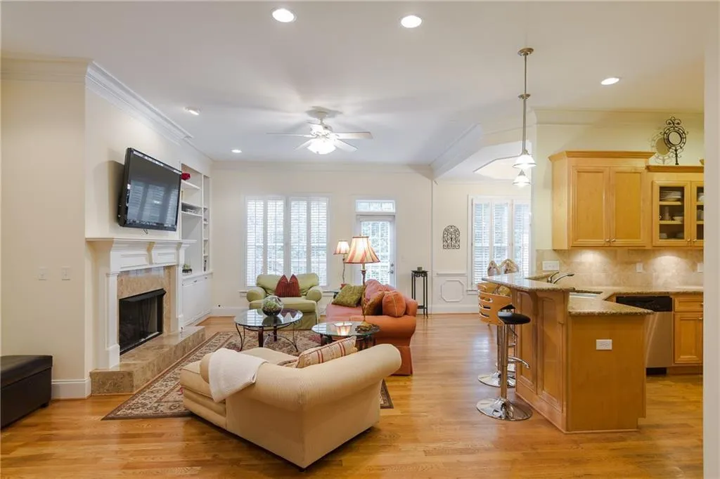 5492 Glenridge Drive Unit 528, Atlanta, Georgia 30342, 4 Bedrooms Bedrooms, ,3 BathroomsBathrooms,Residential,Sold,5492 Glenridge Drive Unit 528,5674549