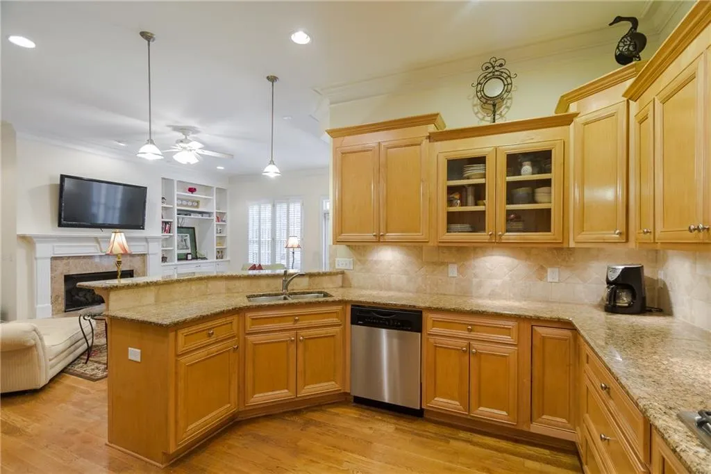5492 Glenridge Drive Unit 528, Atlanta, Georgia 30342, 4 Bedrooms Bedrooms, ,3 BathroomsBathrooms,Residential,Sold,5492 Glenridge Drive Unit 528,5674549
