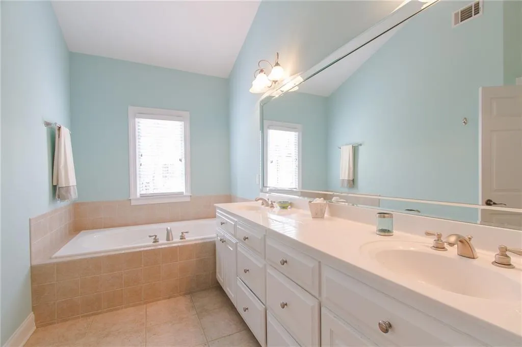 5492 Glenridge Drive Unit 528, Atlanta, Georgia 30342, 4 Bedrooms Bedrooms, ,3 BathroomsBathrooms,Residential,Sold,5492 Glenridge Drive Unit 528,5674549