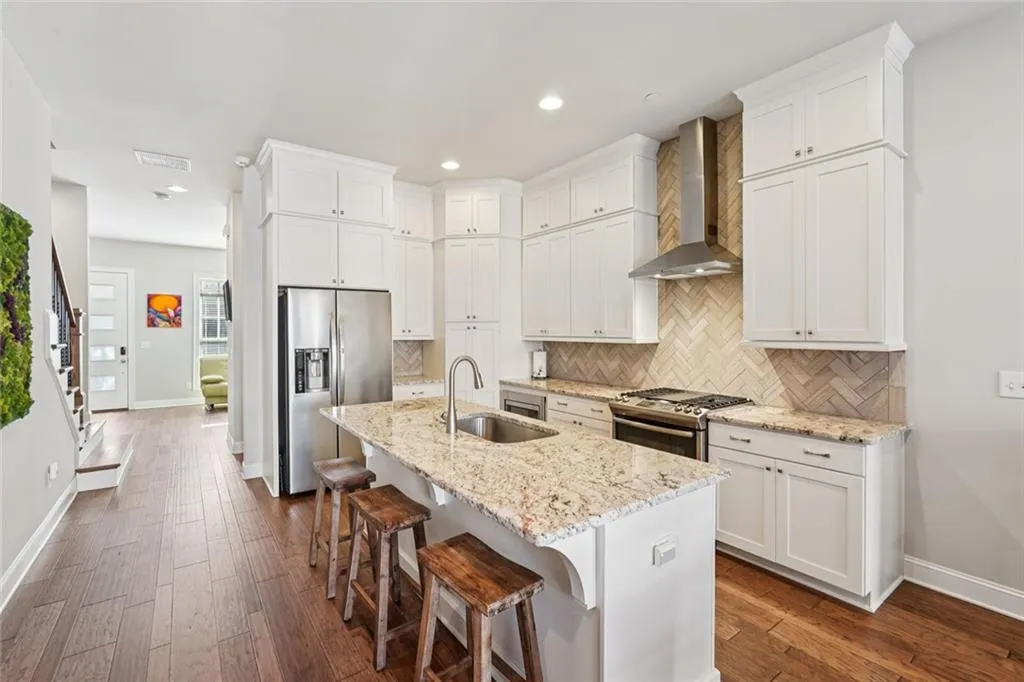 Eat-in kitchen with island and stainless steel app