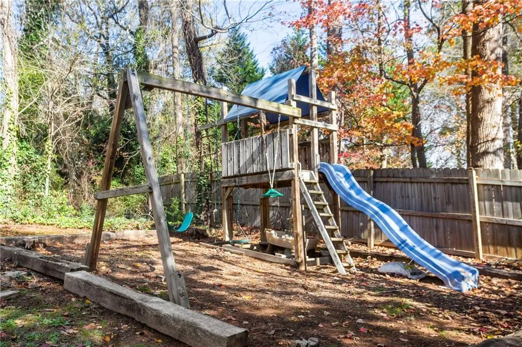 710 E Powderhorn Road, Sandy Springs, Georgia 30342, 3 Bedrooms Bedrooms, ,2 BathroomsBathrooms,Residential,Sold,710 E Powderhorn Road,6814838
