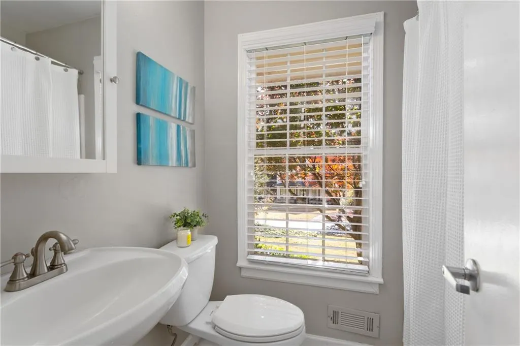 710 E Powderhorn Road, Sandy Springs, Georgia 30342, 3 Bedrooms Bedrooms, ,2 BathroomsBathrooms,Residential,Sold,710 E Powderhorn Road,6814838