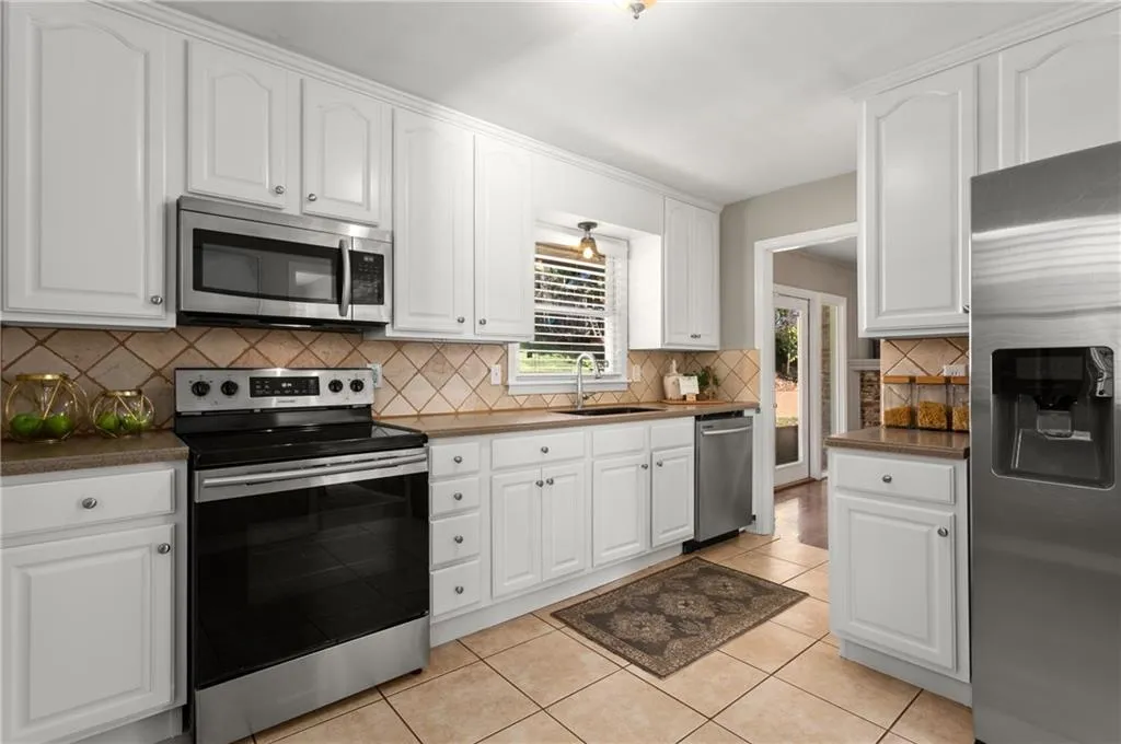 710 E Powderhorn Road, Sandy Springs, Georgia 30342, 3 Bedrooms Bedrooms, ,2 BathroomsBathrooms,Residential,Sold,710 E Powderhorn Road,6814838
