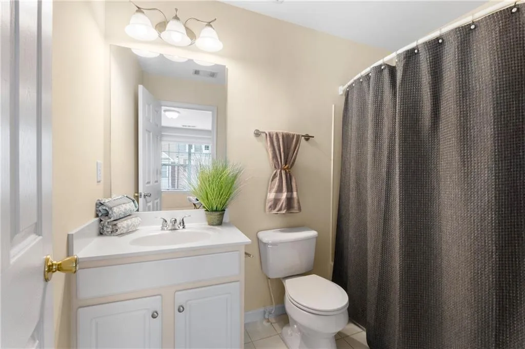 2nd bedroom ensuite bath with tub/shower and circular curtain rod